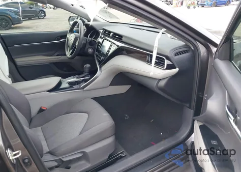 2020 Toyota Camry Le z USA, uszkodzony, nr VIN 4T1C11AKXLU887521